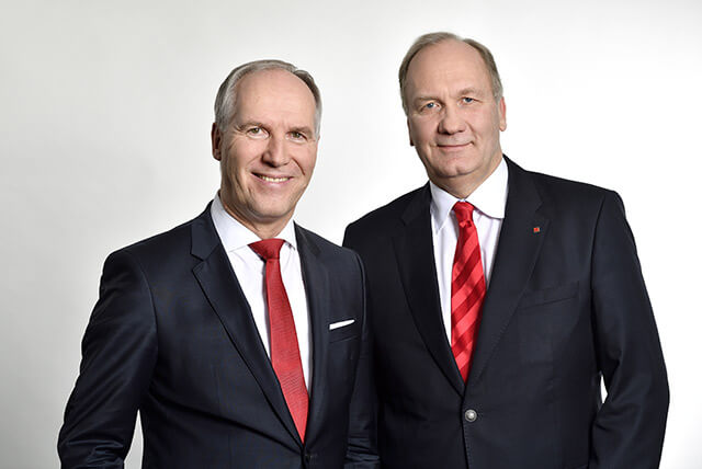 Freuen sich über die aktuellen Auszeichnungen ihres Unternehmens: ÖRAG-Vorstände Jörg Tomalak-Plönzke (links) und Andreas Heinsen (rechts).