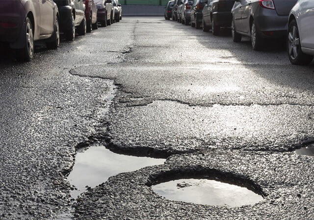 Fahrzeugschaden aufgrund von Schlaglöchern – was tun?