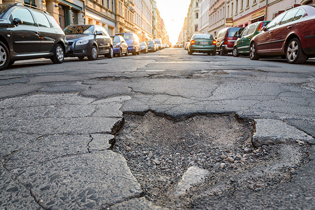 Fahrzeugschaden aufgrund von Schlaglöchern – was tun?