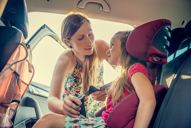 Wie man Kinder im Auto richtig anschnallt