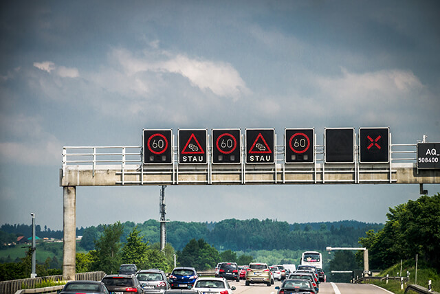 Verkehrsrecht: Bußgeld bei gesperrter Spur auch ohne Tempolimit möglich?