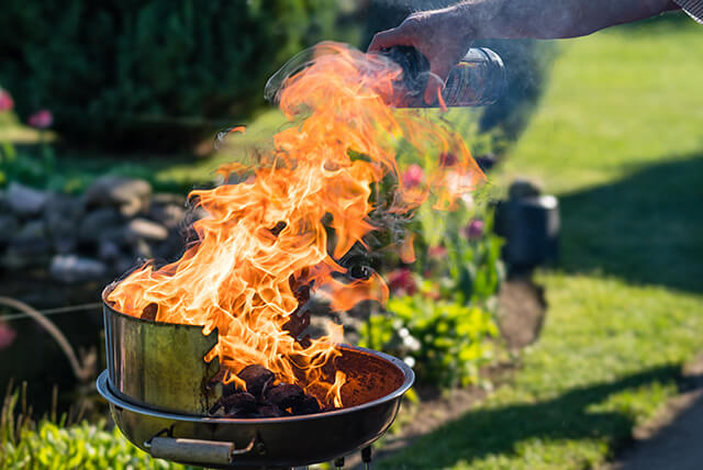 Vorsicht beim Grillen – Glut und heiße Asche sind brandgefährlich