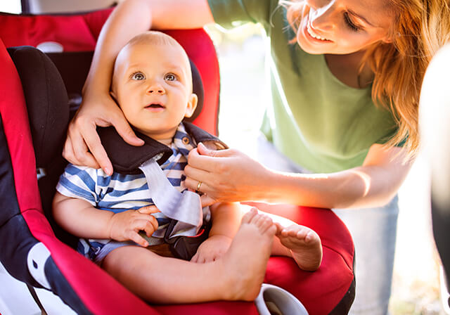 Kinder im Auto richtig anschnallen