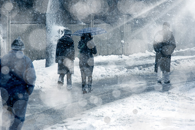Eisglätte – Welches Streumittel hilft im Winter?